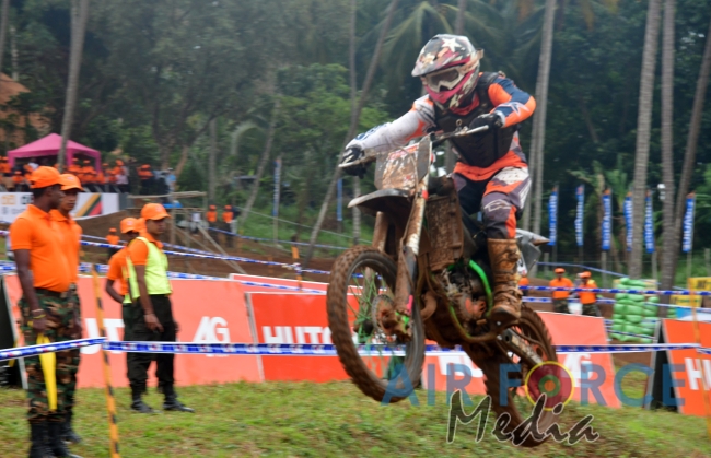 SLAF Rider Madura Peiris Wins Army Commander Challenge Trophy at Vijayabahu Motorcross 2019