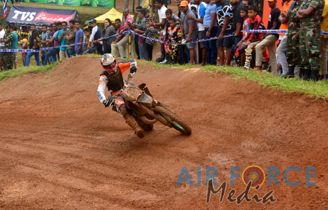 SLAF Rider Madura Peiris Wins Army Commander Challenge Trophy at Vijayabahu Motorcross 2019