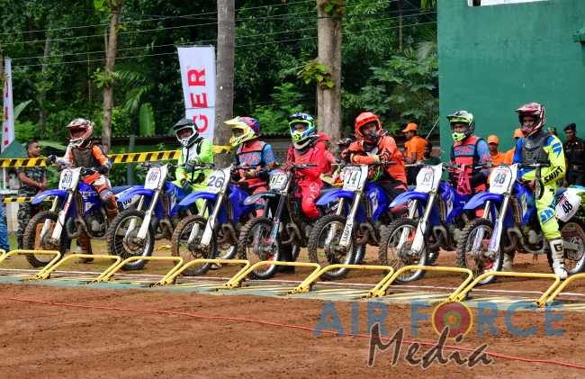 SLAF Rider Madura Peiris Wins Army Commander Challenge Trophy at Vijayabahu Motorcross 2019