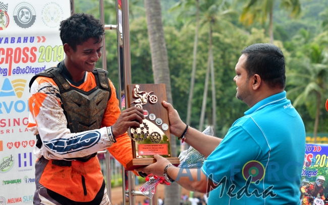 SLAF Rider Madura Peiris Wins Army Commander Challenge Trophy at Vijayabahu Motorcross 2019