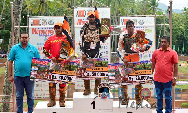 SLAF Rider Madura Peiris Wins Army Commander Challenge Trophy at Vijayabahu Motorcross 2019