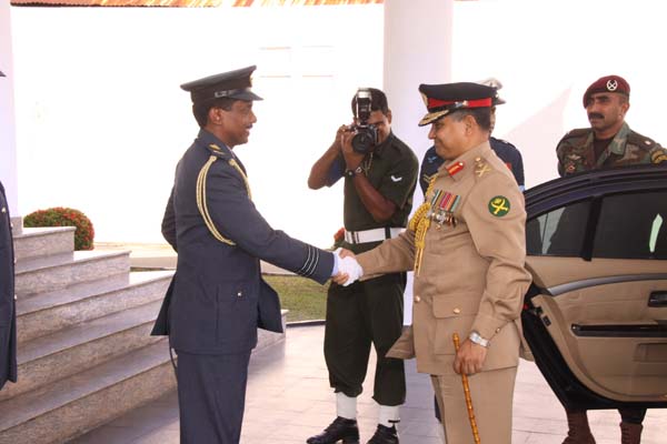 Army Chief of Bangladesh visits SLAF