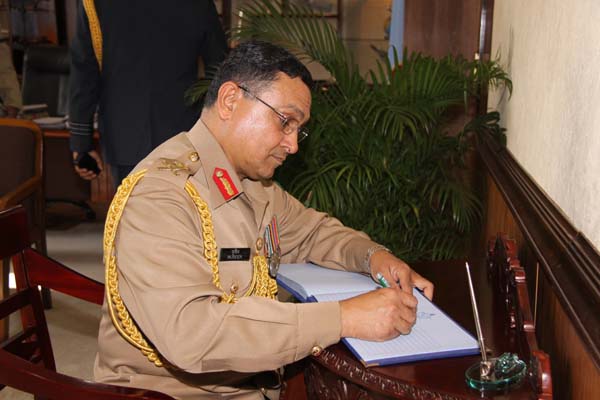 Army Chief of Bangladesh visits SLAF