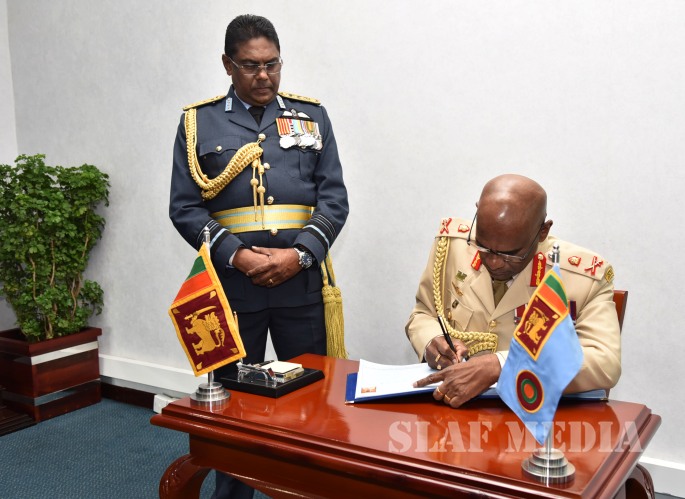 Commander of the Army Calls on the Commander of the Air Force