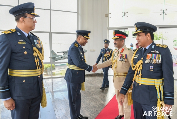 COMMANDER OF THE ARMY CALLS ON THE COMMANDER OF THE AIR FORCE
