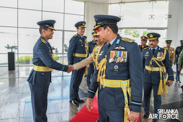 COMMANDER OF THE ARMY CALLS ON THE COMMANDER OF THE AIR FORCE