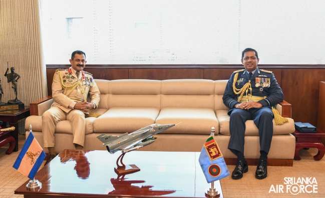 COMMANDER OF THE ARMY CALLS ON THE COMMANDER OF THE AIR FORCE