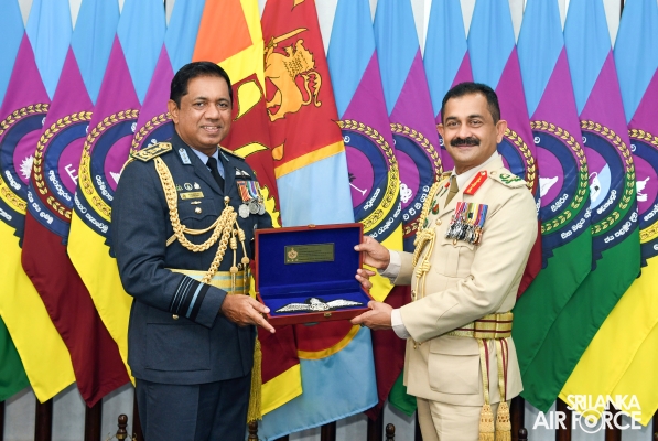 COMMANDER OF THE ARMY CALLS ON THE COMMANDER OF THE AIR FORCE