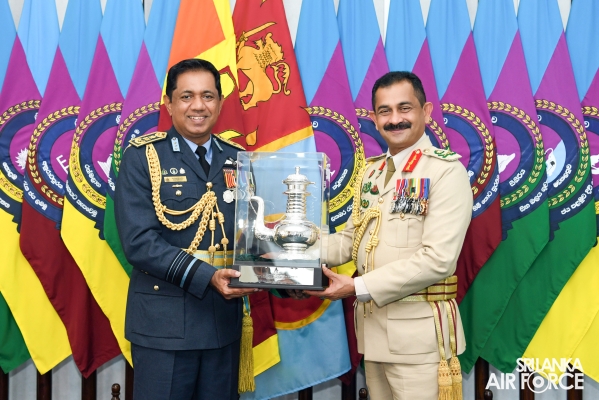 COMMANDER OF THE ARMY CALLS ON THE COMMANDER OF THE AIR FORCE