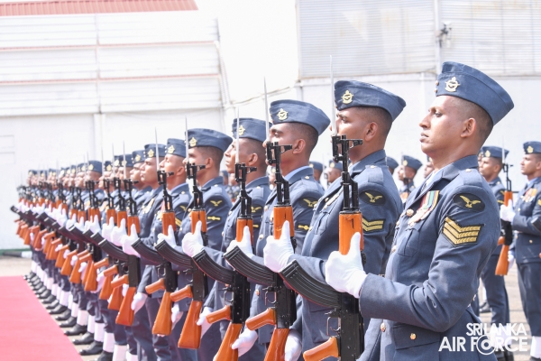 COMMANDER OF THE ARMY CALLS ON THE COMMANDER OF THE AIR FORCE