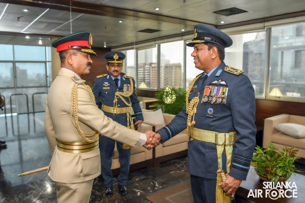 COMMANDER OF THE ARMY CALLS ON THE COMMANDER OF THE AIR FORCE