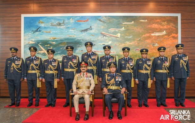 COMMANDER OF THE ARMY CALLS ON THE COMMANDER OF THE AIR FORCE