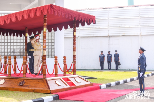 COMMANDER OF THE ARMY CALLS ON THE COMMANDER OF THE AIR FORCE