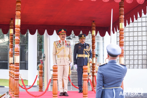COMMANDER OF THE ARMY CALLS ON THE COMMANDER OF THE AIR FORCE