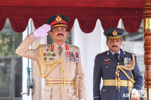 COMMANDER OF THE ARMY CALLS ON THE COMMANDER OF THE AIR FORCE