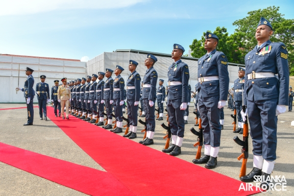 COMMANDER OF THE ARMY CALLS ON THE COMMANDER OF THE AIR FORCE