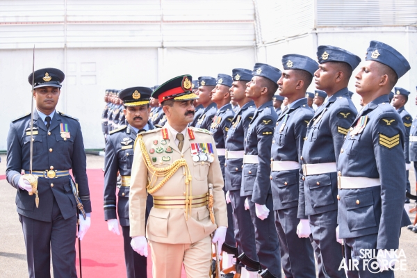 COMMANDER OF THE ARMY CALLS ON THE COMMANDER OF THE AIR FORCE