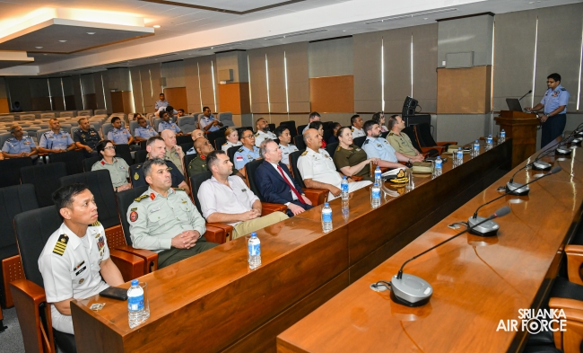MEMBERS OF
THE AUSTRALIAN DEFENCE AND STRATEGIC STUDIES COURSE VISITS AIR FORCE
HEADQUARTERS