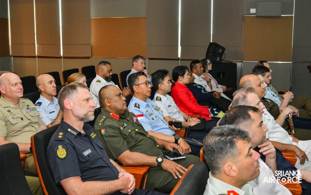 MEMBERS OF
THE AUSTRALIAN DEFENCE AND STRATEGIC STUDIES COURSE VISITS AIR FORCE
HEADQUARTERS