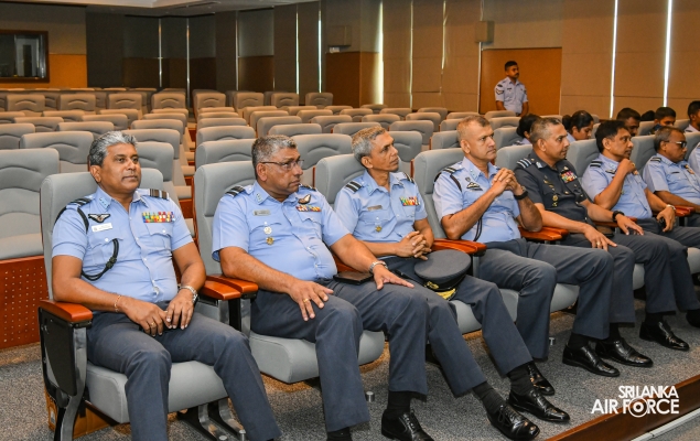 MEMBERS OF
THE AUSTRALIAN DEFENCE AND STRATEGIC STUDIES COURSE VISITS AIR FORCE
HEADQUARTERS