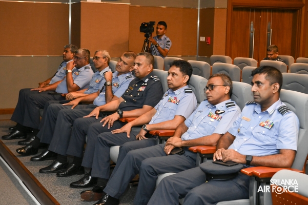 MEMBERS OF
THE AUSTRALIAN DEFENCE AND STRATEGIC STUDIES COURSE VISITS AIR FORCE
HEADQUARTERS