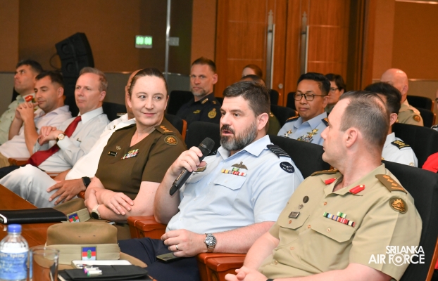 MEMBERS OF
THE AUSTRALIAN DEFENCE AND STRATEGIC STUDIES COURSE VISITS AIR FORCE
HEADQUARTERS