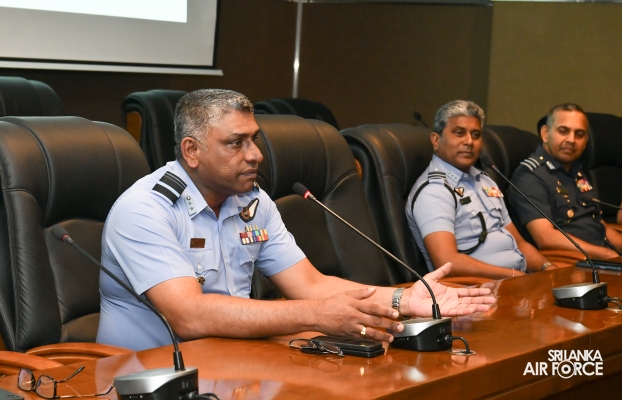 MEMBERS OF
THE AUSTRALIAN DEFENCE AND STRATEGIC STUDIES COURSE VISITS AIR FORCE
HEADQUARTERS