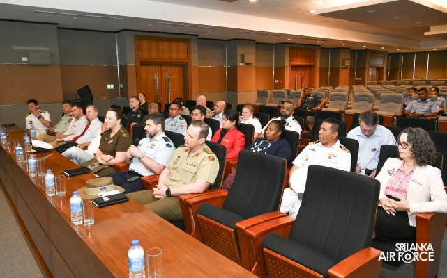 MEMBERS OF
THE AUSTRALIAN DEFENCE AND STRATEGIC STUDIES COURSE VISITS AIR FORCE
HEADQUARTERS