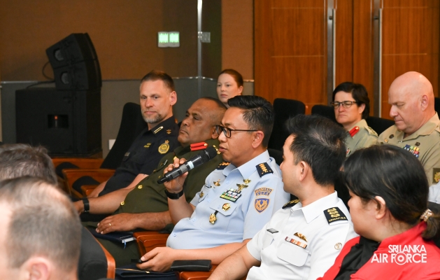 MEMBERS OF
THE AUSTRALIAN DEFENCE AND STRATEGIC STUDIES COURSE VISITS AIR FORCE
HEADQUARTERS