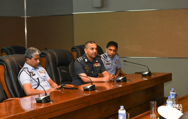 MEMBERS OF
THE AUSTRALIAN DEFENCE AND STRATEGIC STUDIES COURSE VISITS AIR FORCE
HEADQUARTERS