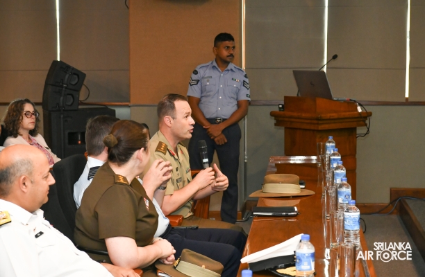 MEMBERS OF
THE AUSTRALIAN DEFENCE AND STRATEGIC STUDIES COURSE VISITS AIR FORCE
HEADQUARTERS