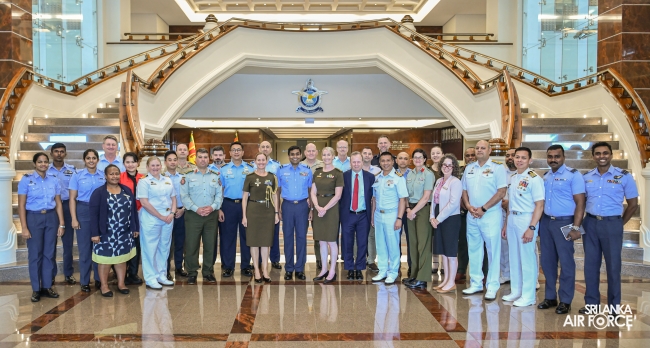 MEMBERS OF
THE AUSTRALIAN DEFENCE AND STRATEGIC STUDIES COURSE VISITS AIR FORCE
HEADQUARTERS