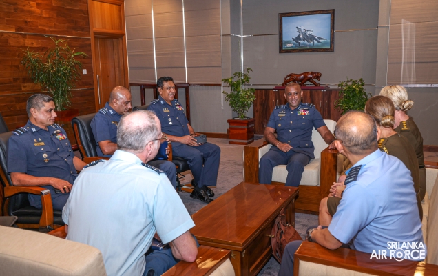 MEMBERS OF THE
AUSTRALIAN DEFENCE AND STRATEGIC STUDIES COURSE VISITS AIR FORCE
HEADQUARTERS