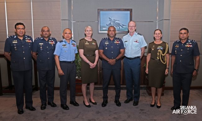 MEMBERS OF THE
AUSTRALIAN DEFENCE AND STRATEGIC STUDIES COURSE VISITS AIR FORCE
HEADQUARTERS