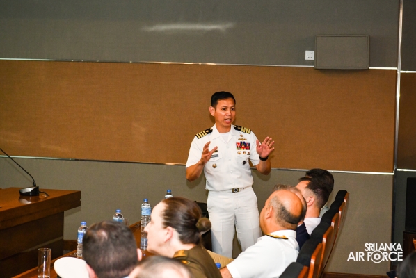 MEMBERS OF THE
AUSTRALIAN DEFENCE AND STRATEGIC STUDIES COURSE VISITS AIR FORCE
HEADQUARTERS