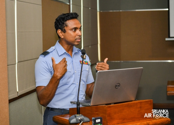 MEMBERS OF THE
AUSTRALIAN DEFENCE AND STRATEGIC STUDIES COURSE VISITS AIR FORCE
HEADQUARTERS