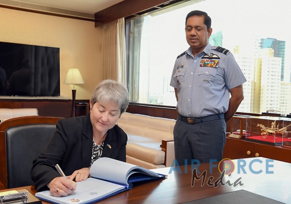 ACTING AUSTRALIAN HIGH COMMISSIONER CALLS ON THE COMMANDER