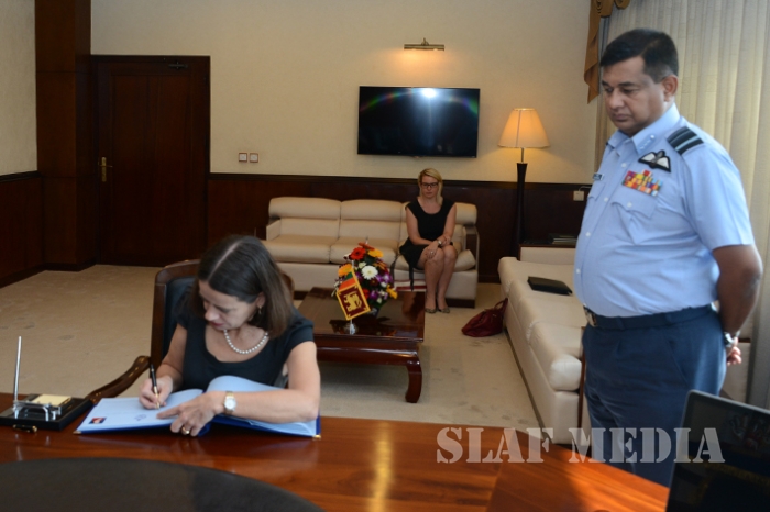 Australian High Commissioner Calls on Commander
