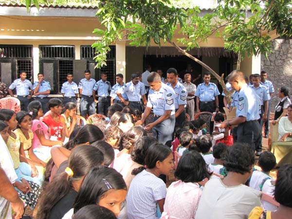 අංක 06 බලඝණය අවන්තිදේවී බාලිකා ළමා නිවාසයට අධාර කරයි අංක 06 බලඝණය අවන්තිදේවී බාලිකා ළමා නිවාසයට අධාර කරයි