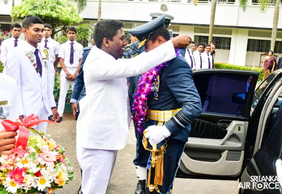 BANDARANAYAKE COLLEGE FELICITATES THE SLAF COMMANDER