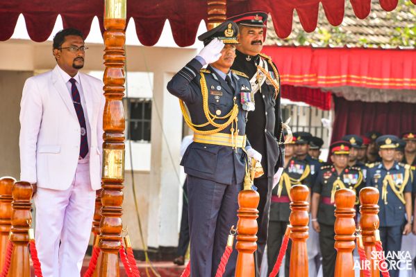 BANDARANAYAKE COLLEGE FELICITATES THE SLAF COMMANDER