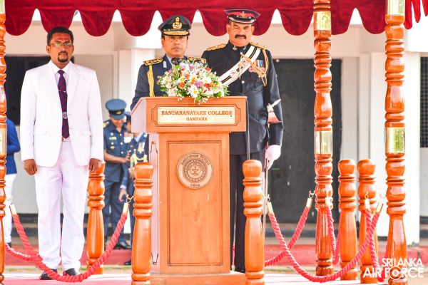 BANDARANAYAKE COLLEGE FELICITATES THE SLAF COMMANDER