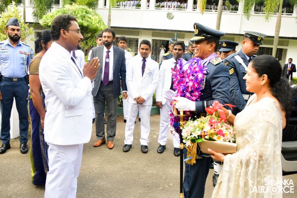 BANDARANAYAKE COLLEGE FELICITATES THE SLAF COMMANDER