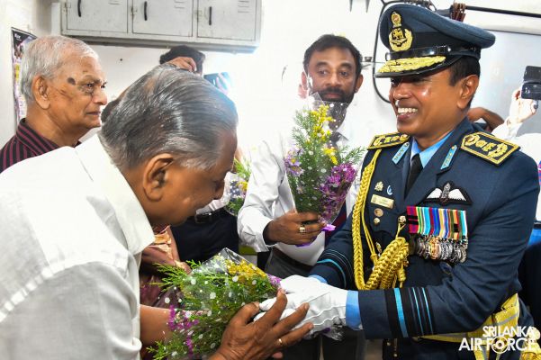 BANDARANAYAKE COLLEGE FELICITATES THE SLAF COMMANDER