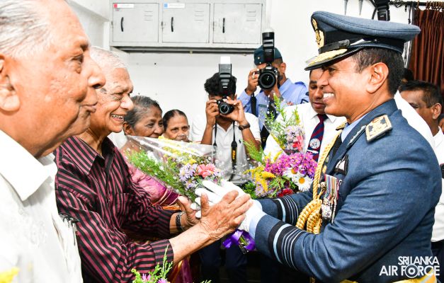 BANDARANAYAKE COLLEGE FELICITATES THE SLAF COMMANDER
