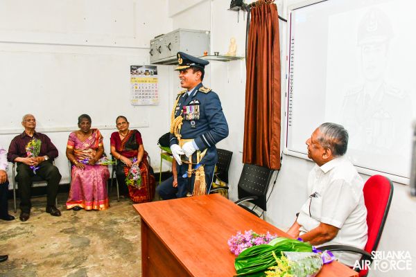 BANDARANAYAKE COLLEGE FELICITATES THE SLAF COMMANDER