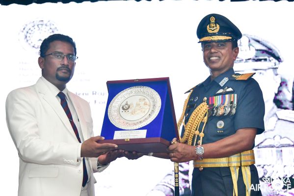 BANDARANAYAKE COLLEGE FELICITATES THE SLAF COMMANDER
