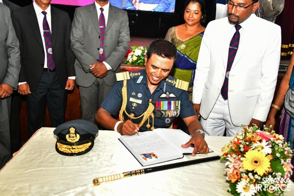 BANDARANAYAKE COLLEGE FELICITATES THE SLAF COMMANDER