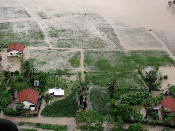 46 Rescued by SLAF Choppers from Batti Floods
