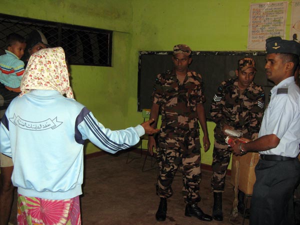 SLAF Hingurakgoda Help People Affected by Floods